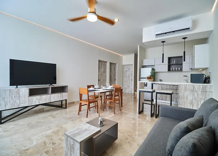 Luxury 2 Story Penthouse With Private Pool, Gym & Rooftop *