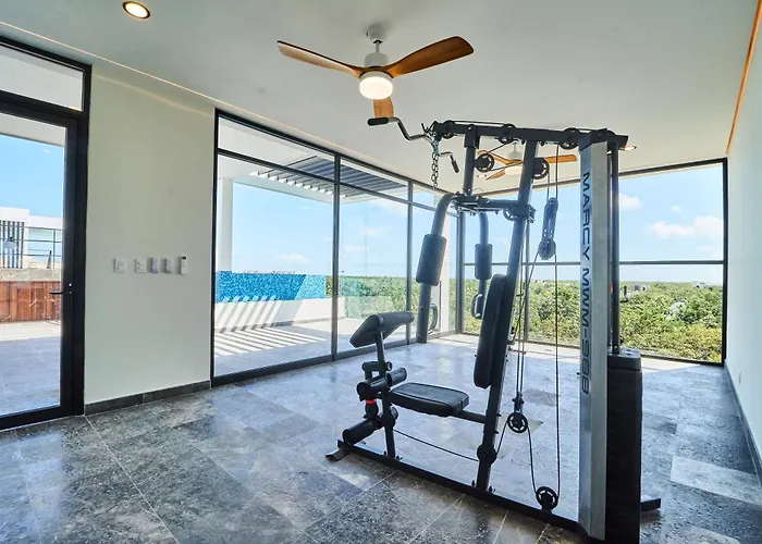 Luxury 2 Story Penthouse With Private Pool, Gym & Rooftop *