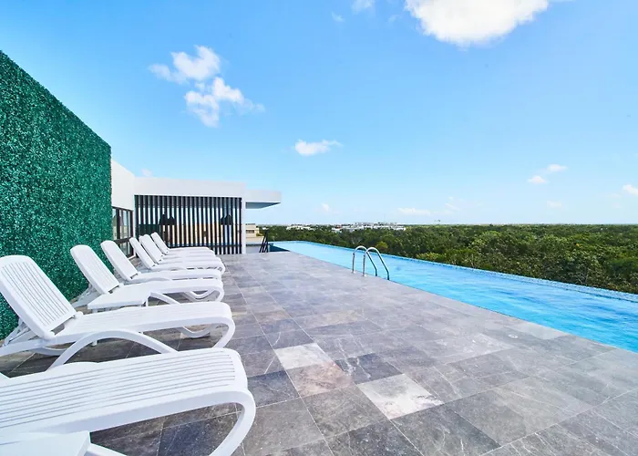 Luxury 2 Story Penthouse With Private Pool, Gym & Rooftop *